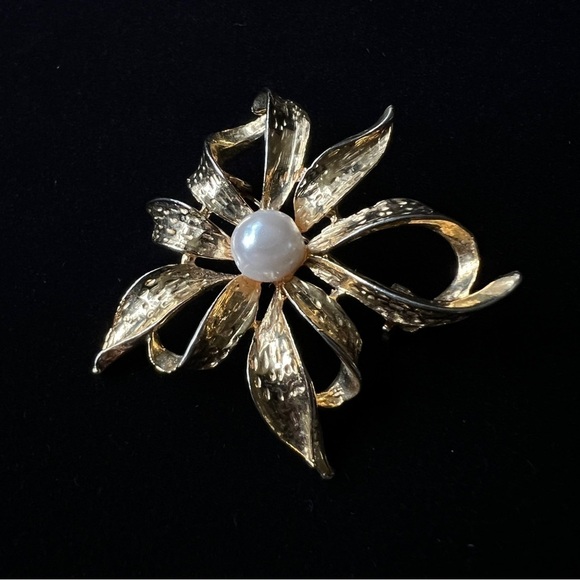 Gold Tone and Faux Pearl Brooch Vintage Floral Flower Pin - Picture 5 of 5